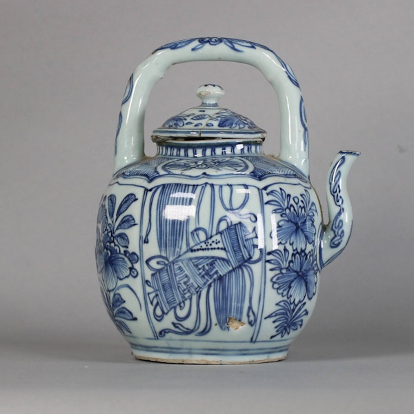 Chinese blue and white kraak wine pot and cover, Wanli (1573-1619) - image 1