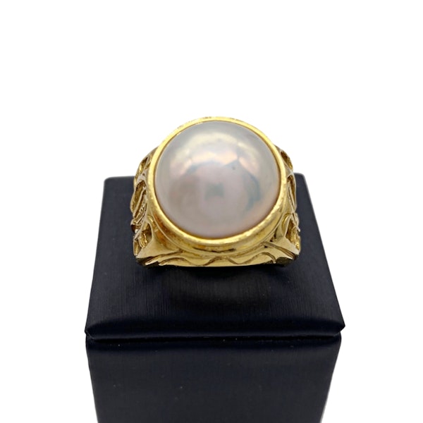 18K Yellow Gold Ring set with 'Mabe' Pearl - image 2