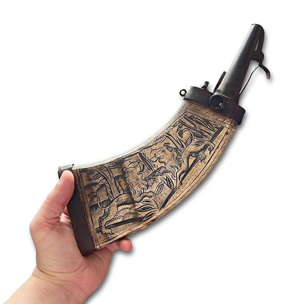 Iron and cow horn powder flask engraved with two lions. German, 17th century. - image 5