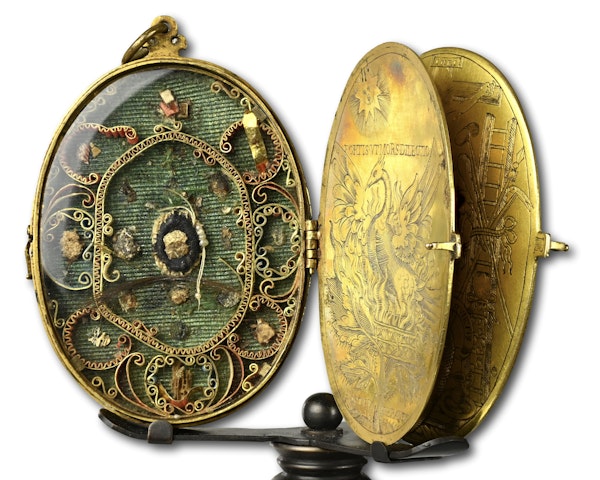 Large engraved copper gilt reliquary pendant. French, early 17th century. - image 6