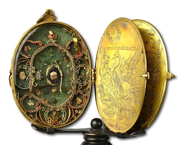 Large engraved copper gilt reliquary pendant. French, early 17th century. - image 2