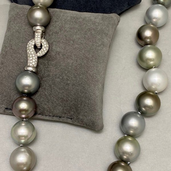 South Sea Pearl Necklace with 18ct White Gold Clasp date circa 1980, SHAPIRO & Co since1979 - image 1