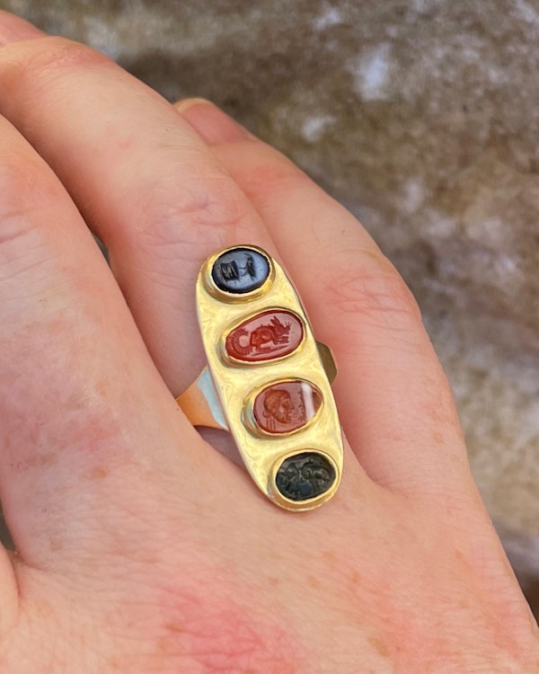 Gold ring set with four Ancient and Renaissance hardstone intaglios. - image 2