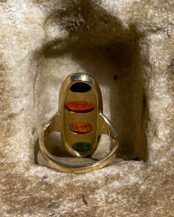 Gold ring set with four Ancient and Renaissance hardstone intaglios. - image 10