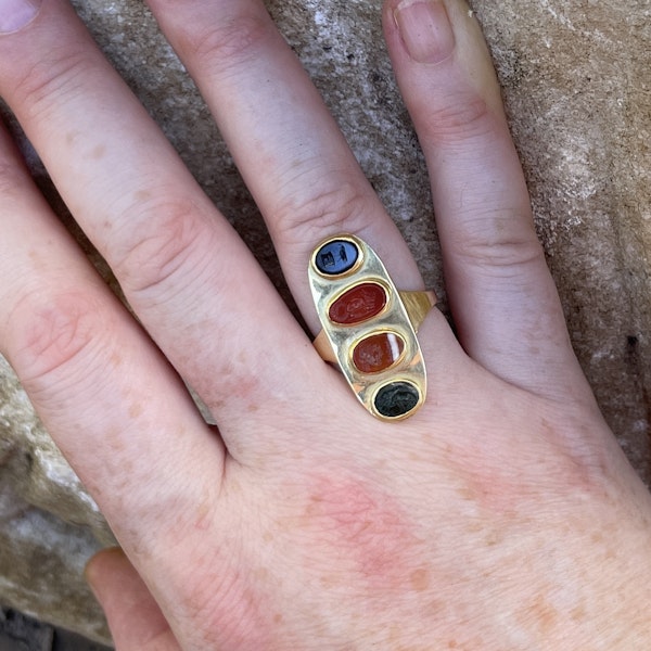 Gold ring set with four Ancient and Renaissance hardstone intaglios. - image 15