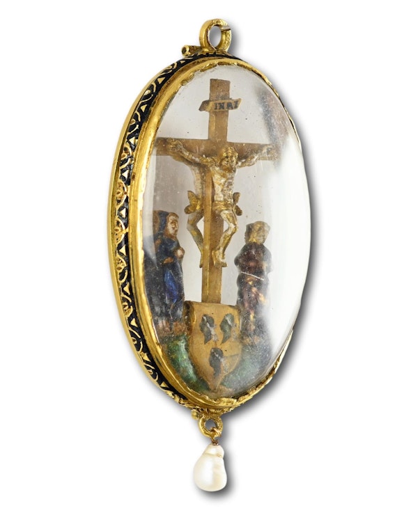 Renaissance rock crystal, gold and enamel pendant set with the crucifixion. - image 7