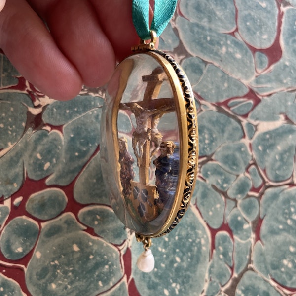 Renaissance rock crystal, gold and enamel pendant set with the crucifixion. - image 10