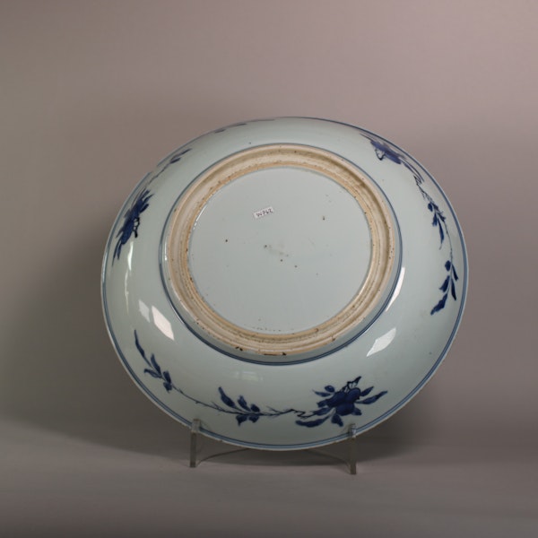A large blue and white saucer dish, Kangxi (1662-1722) - image 2