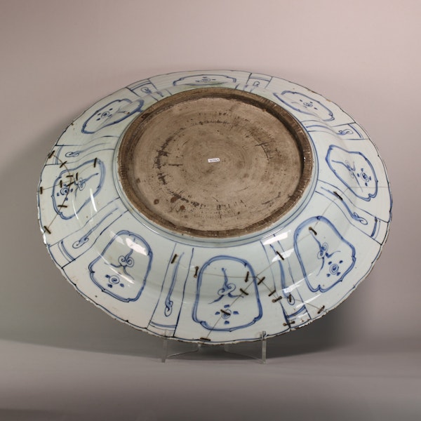 Massive Chinese blue and white kraak charger, Wanli (1572-1619) - image 2