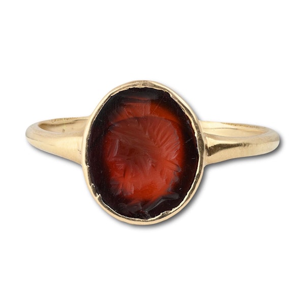 Gold ring with a carnelian intaglio of Zeus-Serapis. Roman, 1st - 2nd century AD - image 3