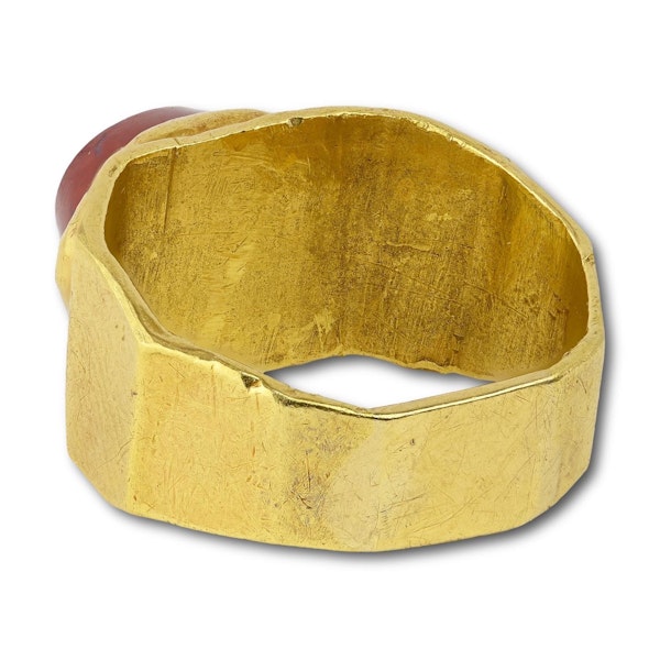 Ancient angular gold ring set with a jasper intaglio of an allegorical scene. - image 4