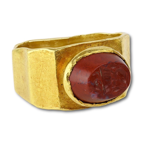 Ancient angular gold ring set with a jasper intaglio of an allegorical scene. - image 7
