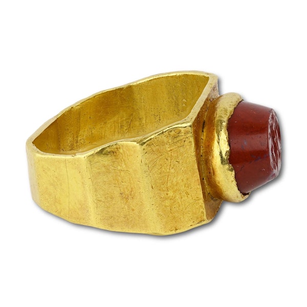 Ancient angular gold ring set with a jasper intaglio of an allegorical scene. - image 5