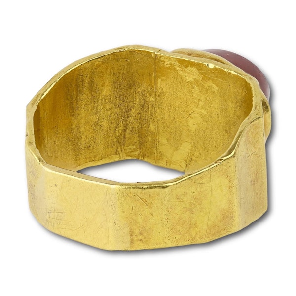Ancient angular gold ring set with a jasper intaglio of an allegorical scene. - image 10