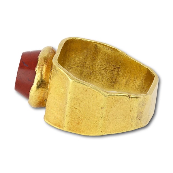 Ancient angular gold ring set with a jasper intaglio of an allegorical scene. - image 6
