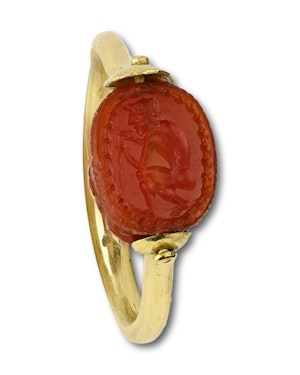 Gold ring with an ancient carnelian scarab. Etruscan, 4th - 5th Century BC.
