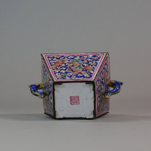 Rare Chinese canton enamel twin handled cup, Qianlong (1736-95) - image 6