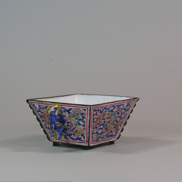 Rare Chinese canton enamel twin handled cup, Qianlong (1736-95) - image 4