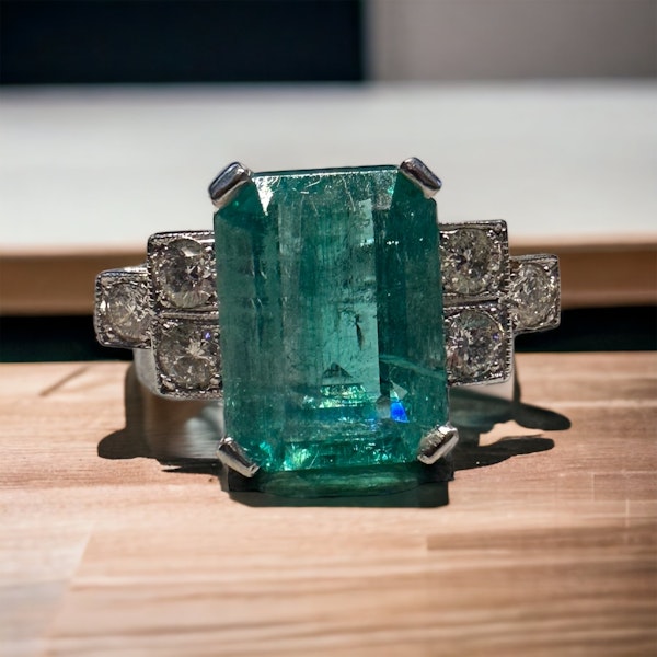 A stunning Emerald & Diamond ring - image 2