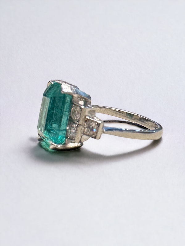 A stunning Emerald & Diamond ring - image 3