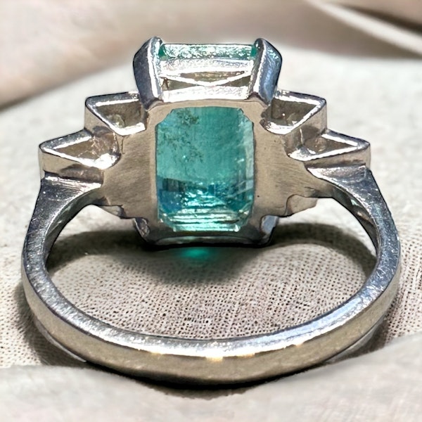 A stunning Emerald & Diamond ring - image 4