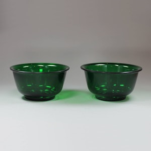 Pair of green Chinese Peking glass bowls, late 19th century