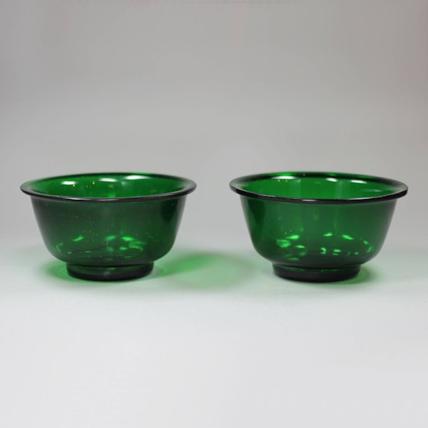 Pair of green Chinese Peking glass bowls - image 1
