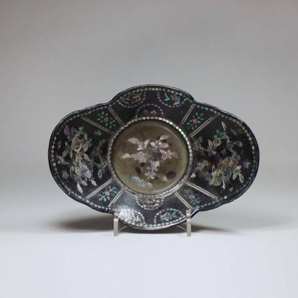 Chinese lac burgauté lobed cup-stand, Kangxi (1662-1722) - image 1