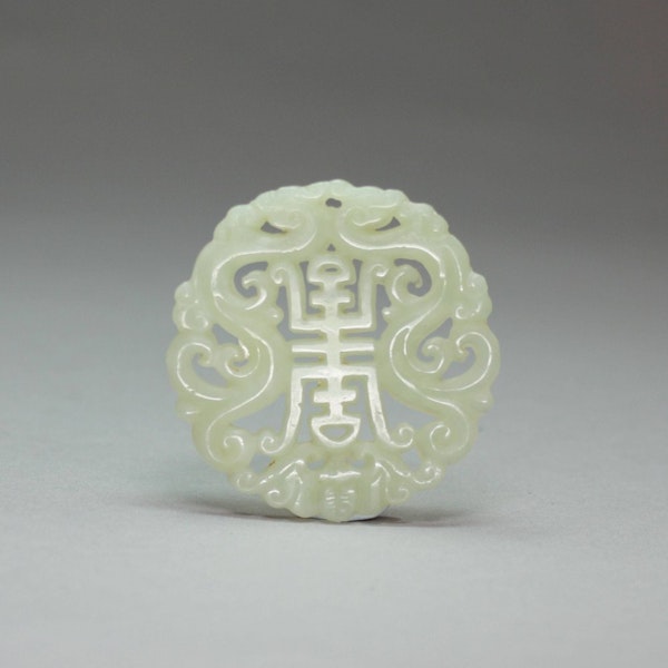 Chinese bowenite carved pendant, 19th-early 20th century - image 1