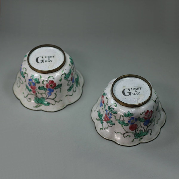 Pair of ribbed Chinese Canton enamel cups, 19th century - image 4