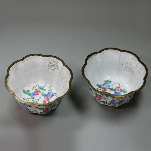 Pair of ribbed Chinese Canton enamel cups, 19th century - image 2