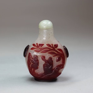 Chinese red overlay glass snuff bottle, 20th century