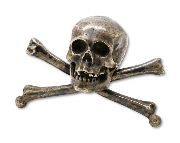 Finely modelled silver skull and crossed bones. Italian, 17th century. - image 2