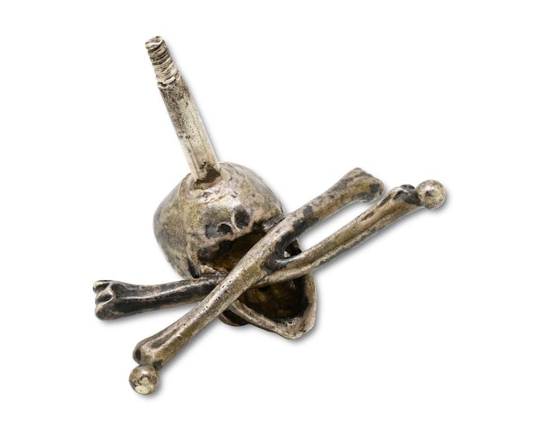 Finely modelled silver skull and crossed bones. Italian, 17th century. - image 9