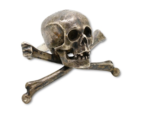 Finely modelled silver skull and crossed bones. Italian, 17th century. - image 10