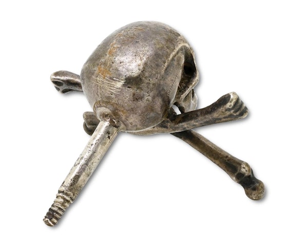 Finely modelled silver skull and crossed bones. Italian, 17th century. - image 6