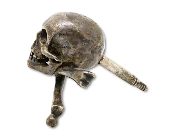 Finely modelled silver skull and crossed bones. Italian, 17th century. - image 3