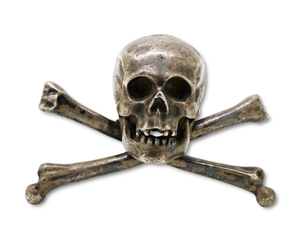 Finely modelled silver skull and crossed bones. Italian, 17th century. - image 4