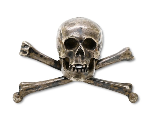 Finely modelled silver skull and crossed bones. Italian, 17th century. - image 5