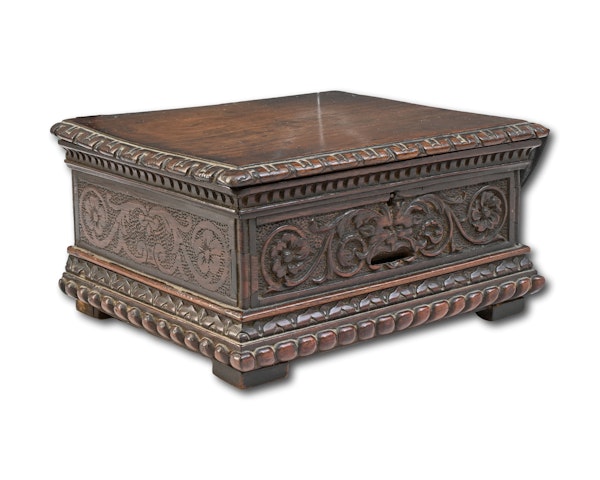 Walnut casket with concealed money box. Italian, 16th / 17th century. - image 4