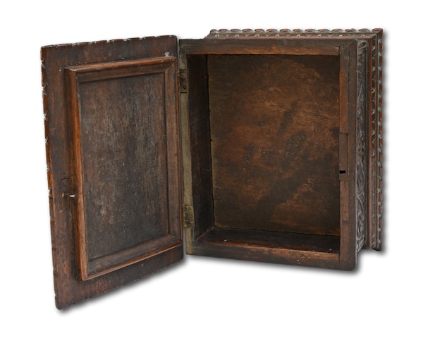 Walnut casket with concealed money box. Italian, 16th / 17th century. - image 11