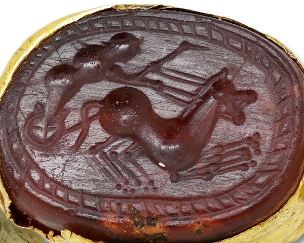 Etruscan gold mounted carnelian scarab of a charioteer. Italian, 6th Century BC - image 1