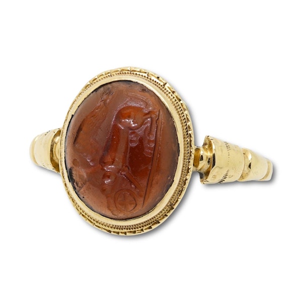 Gold ring with a cabochon garnet intaglio of a sphinx. Roman, 1st - 2nd century. - image 3