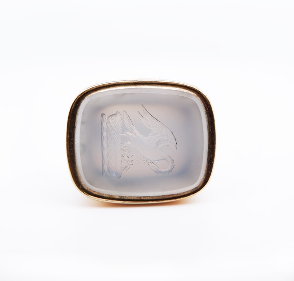 Georgian 18ct. gold chalcedony intaglio seal with split ring - image 2