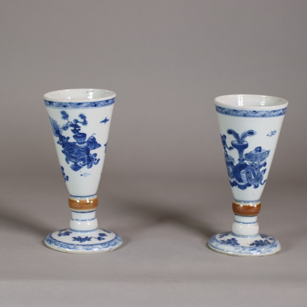 Pair of Chinese conical-shaped wine cups, Kangxi (1662-1722) - image 3