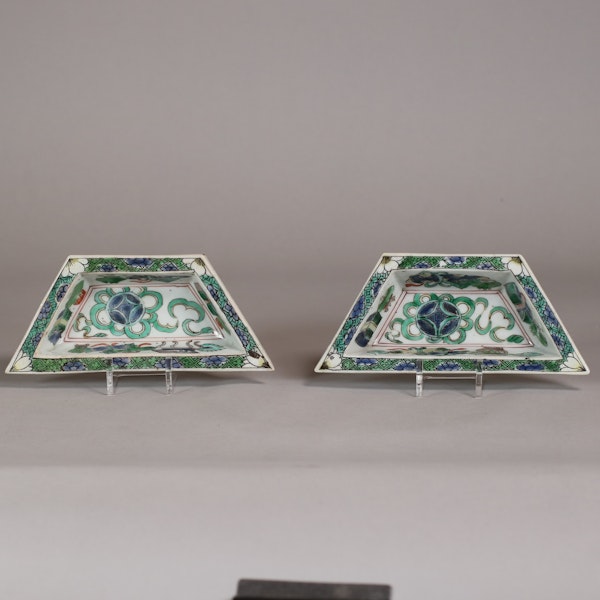 Pair of Chinese famille verte biscuit hors d'oeuvre dishes, Kangxi (1662-1722) - image 1