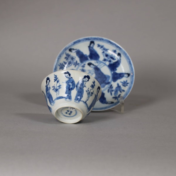 Chinese blue and white teabowl and saucer, Kangxi (1662-1722) - image 1