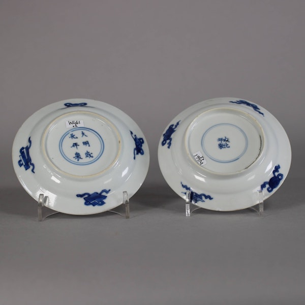 Chinese near pair of small blue and white plates, Kangxi (1662-1722) - image 2