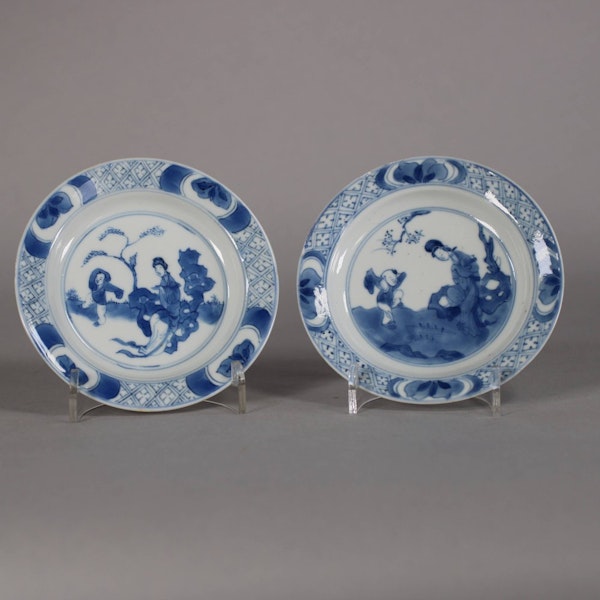 Chinese near pair of small blue and white plates, Kangxi (1662-1722) - image 1