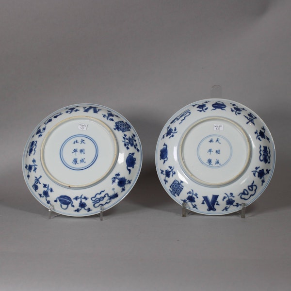Pair of Chinese blue and white plates, Kangxi (1662-1722) - image 2